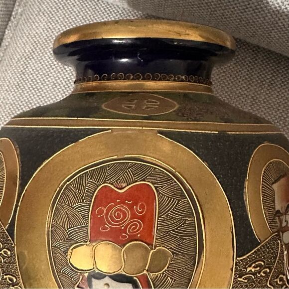 Satsuma Ware 8 Imperial Heads Large 15” Tall Vase - Picture 7 of 16